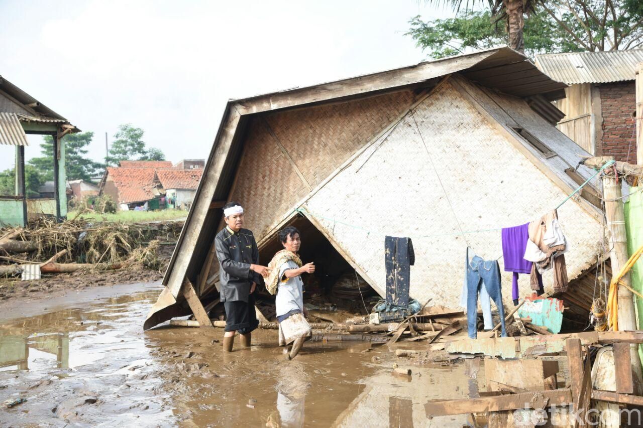 &#91;Calon Gub Jabar&#93; Kang Dedi dan Golkar Jabar Tinjau Banjir Garut
