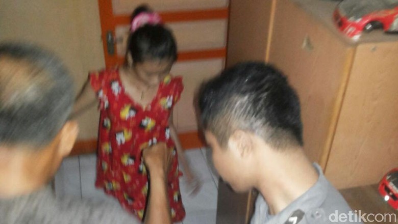 sering-membolos-siswi-smp-di-singkawang-dirantai-orangtua