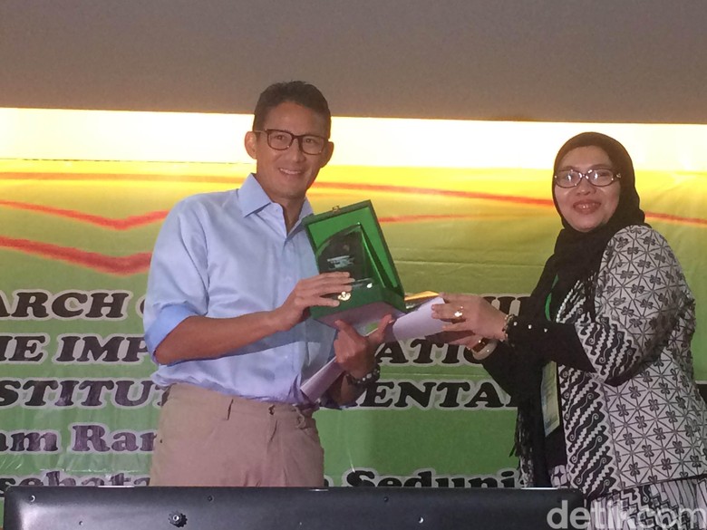 Sambil Terisak, Sandiaga Uno Ceritakan Penyakit Ayahnya