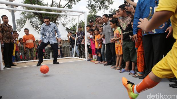 Saat Ketiga Cagub DKI Berupaya Beri 'Umpan Terobosan' ke Persija