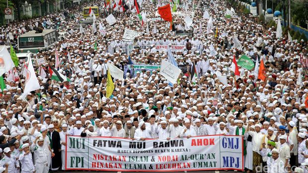 Begini Penampakan Massa Pendemo Ahok yang Putihkan Jl Medan Merdeka Timur