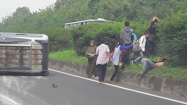 Elf Terbalik di Tol Cileunyi KM 153, Penumpang Keluar Lewat Kaca Mobil