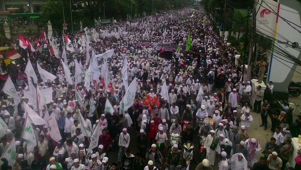 Begini Penampakan Massa Pendemo Ahok yang Putihkan Jl Medan Merdeka Timur