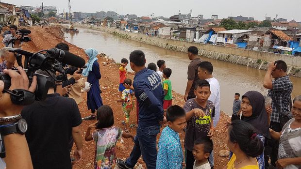 Agus Yudhoyono ke Warga Bukit Duri: Membangun Tak Harus Menggusur