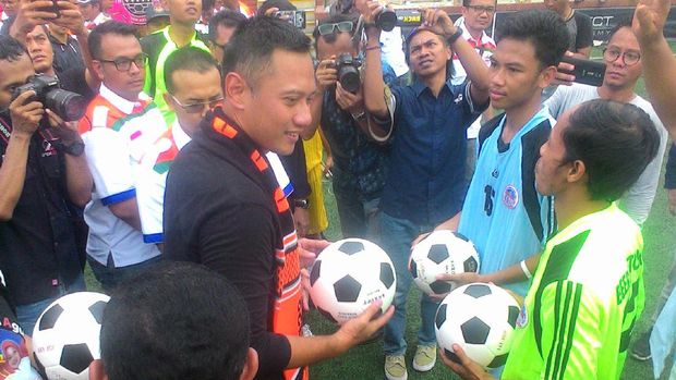 Saat Ketiga Cagub DKI Berupaya Beri 'Umpan Terobosan' ke Persija