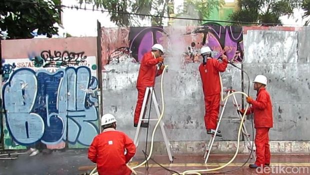 Warga Jepang Bersihkan Coretan Vandalisme di Yogyakarta