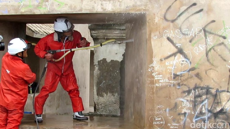 Warga Jepang Bersihkan Coretan Vandalisme di Yogyakarta