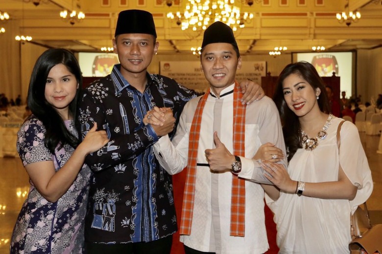 Pelukan Agus Untuk Ibas Usai Penetapan Cagub DKI