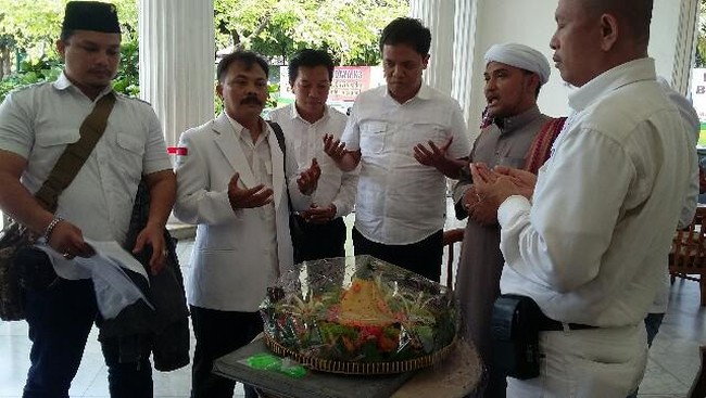 Habiburokhman Cs Bawa Tumpeng ke Balai Kota: Semoga Ahok Cuti Selamanya 
