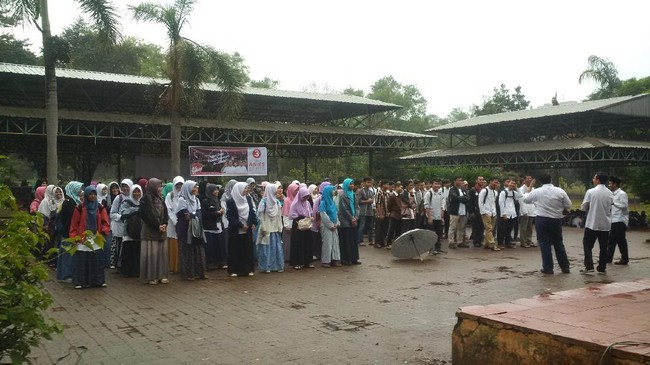 Tunggu Anies, Mahasiswa Ini Rela Hujan-hujanan 2 Jam Sambil Berdiri