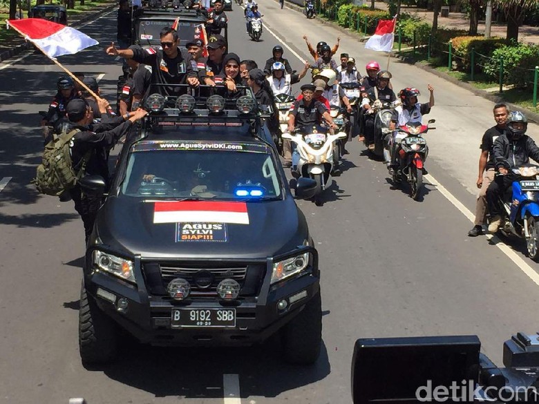 Giliran Pertama Pawai, Agus Yudhoyono Sapa Warga dari Mobil Bak Terbuka