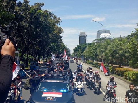 Giliran Pertama Pawai, Agus Yudhoyono Sapa Warga dari Mobil Bak Terbuka