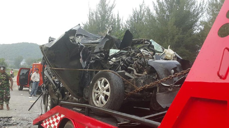 Ini Penampakan Mobil Ringsek Usai Hantam Truk yang Tewaskan 6 Orang
