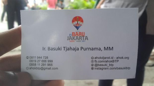 Ahok Blusukan ke Kemayoran, Tanda Tangan Punggung Warga dan Bagi Kartu Nama