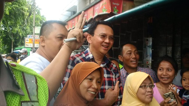 Ahok Blusukan ke Kemayoran, Tanda Tangan Punggung Warga dan Bagi Kartu Nama