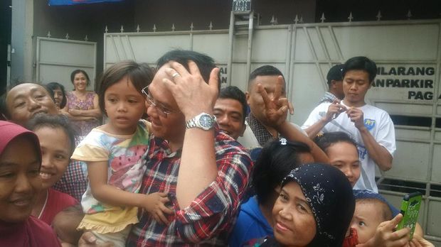 Ahok Blusukan ke Kemayoran, Tanda Tangan Punggung Warga dan Bagi Kartu Nama