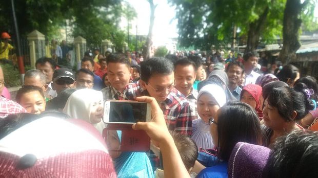 Ahok Blusukan ke Kemayoran, Tanda Tangan Punggung Warga dan Bagi Kartu Nama