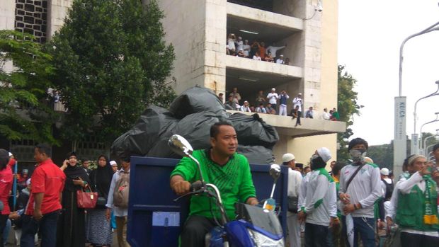 Sampah Berserakan di Masjid Istiqlal, Massa Kerja Bakti Bersih-bersih