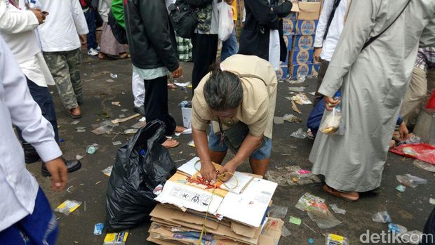 Mendulang Rezeki dari Kardus Bekas yang Berserakan di Istiqlal