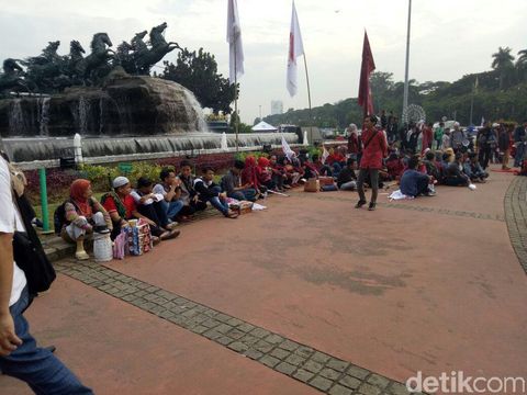 Massa Mulai Padati Bundaran Patung Kuda, Polisi Tutup Jalur ke Istana