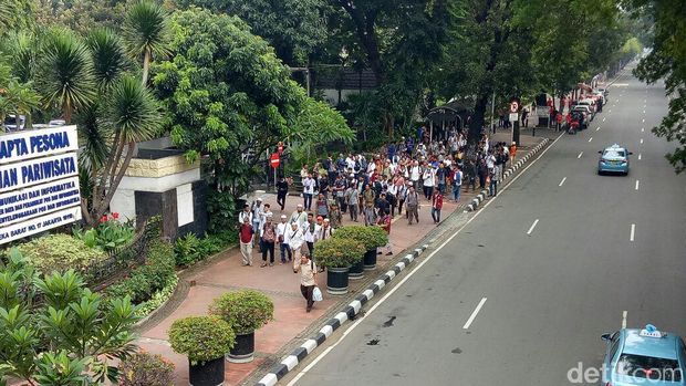 Massa Mulai Padati Bundaran Patung Kuda, Polisi Tutup Jalur ke Istana
