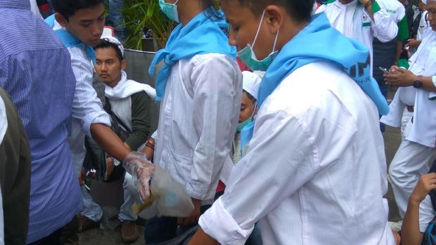 Sampah Berserakan di Masjid Istiqlal, Massa Kerja Bakti Bersih-bersih