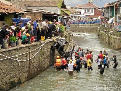 Pemilik Avanza Hitam Korban Banjir Pagarsih Pasrah Mobilnya Dipreteli