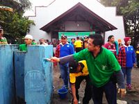 Relawan Masjid Ikut Rapikan Gereja di Samarinda Pasca Bom: Ini Toleransi