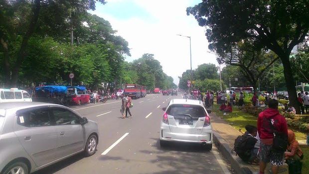 Parade Bhinneka Tunggal Ika Bubar, Massa Kompak Kumpulkan Sampah