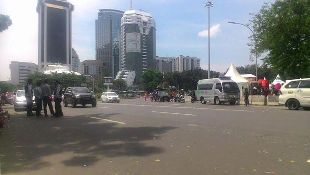 Parade Bhinneka Tunggal Ika Bubar, Massa Kompak Kumpulkan Sampah