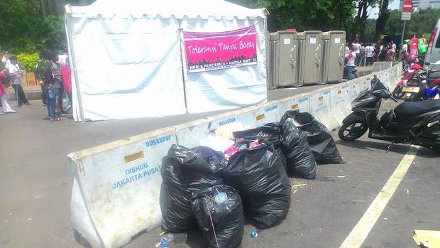 Parade Bhinneka Tunggal Ika Bubar, Massa Kompak Kumpulkan Sampah