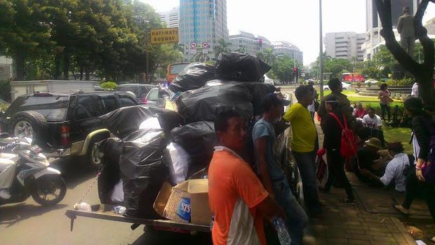 Parade Bhinneka Tunggal Ika Bubar, Massa Kompak Kumpulkan Sampah