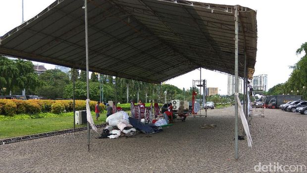 Jelang Aksi Damai 2 Desember, Petugas Mulai Beres-beres di Monas