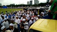 Bendera Hitam Raksasa Diarak di Depan Monas dengan Tertib