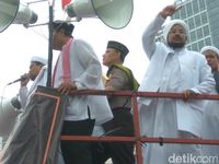 Di Atas Truk, Habib Rizieq Pandu Massa Pulang hingga Bundaran HI