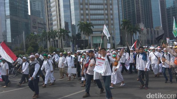 Tinggalkan GBK, Jokowi Melintasi Kerumunan Massa Aksi 2 Desember