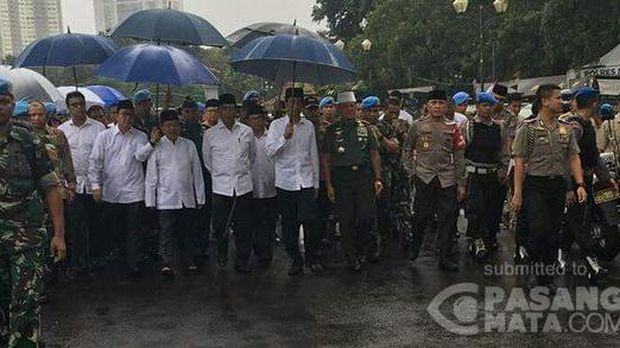 Payung Biru Jokowi Sita Perhatian Netizen