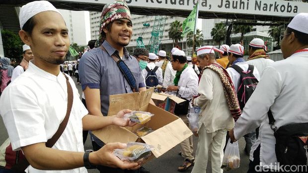 Tak Hanya Nasi Kotak, Relawan Juga Bagikan Kurma ke Peserta Aksi Damai