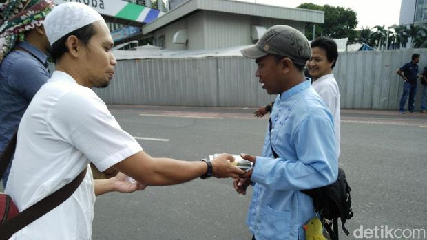 Tak Hanya Nasi Kotak, Relawan Juga Bagikan Kurma ke Peserta Aksi Damai