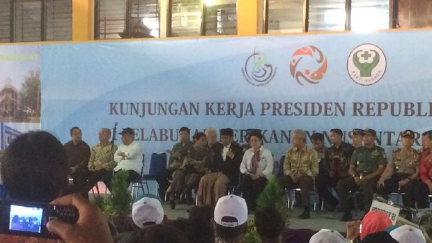 Jokowi Beri Biskuit untuk Ibu Hamil dan Anak-anak di Pekalongan