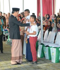 Jokowi Beri Biskuit untuk Ibu Hamil dan Anak-anak di Pekalongan