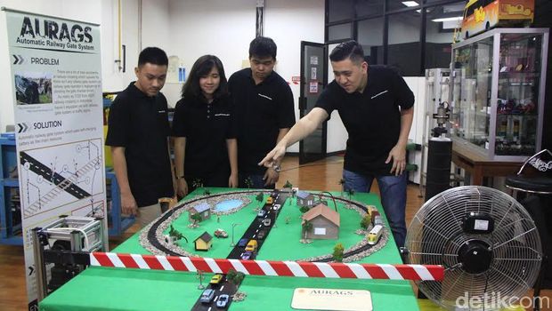 Mahasiswa Ubaya Ciptakan Palang Pintu Kereta Otomatis Berdaya Aki