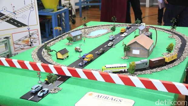 Mahasiswa Ubaya Ciptakan Palang Pintu Kereta Otomatis Berdaya Aki