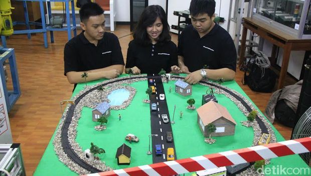 Mahasiswa Ubaya Ciptakan Palang Pintu Kereta Otomatis Berdaya Aki