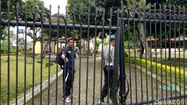 Polisi Gelar Olah TKP Markas GMBI yang Dibakar di Bogor