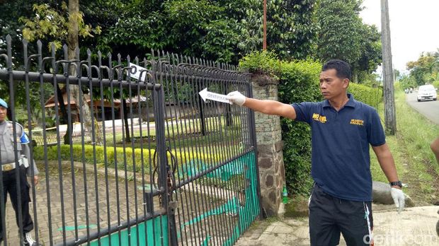 Polisi Gelar Olah TKP Markas GMBI yang Dibakar di Bogor