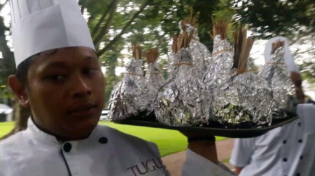 Jokowi Menjamu Shinzo Abe dengan Sate Tegal dan Siomay