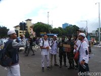 Air, Permen dan Senyum Polwan-Kowad Berjilbab untuk Massa FPI