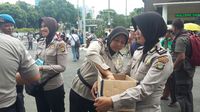 Air, Permen dan Senyum Polwan-Kowad Berjilbab untuk Massa FPI