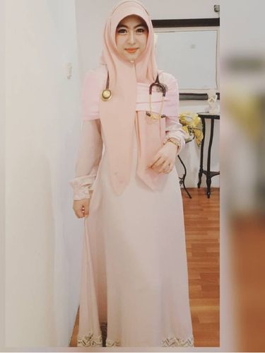 Hijab Syar'i Ala Dokter Cantik Shindy Putri, Adik dari Oki Setiana Dewi